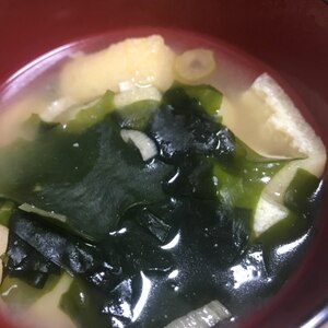 新玉ねぎとワカメと豆腐とあげのお味噌汁